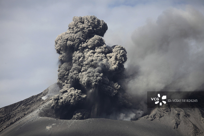 2013年2月25日——日本樱岛火山爆发后升起的黑色火山灰云图片素材