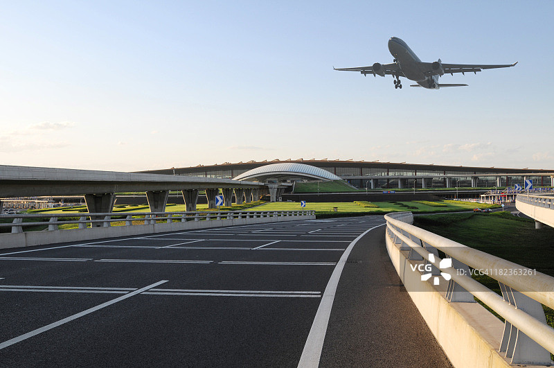 机场和飞机起飞- XLarge图片素材