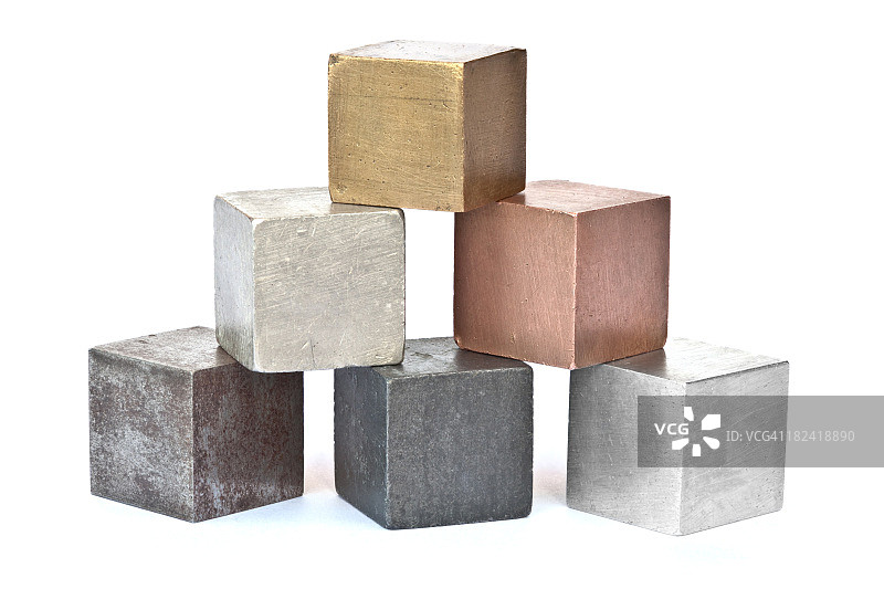 六个不同的金属立方体孤立在白色上图片素材