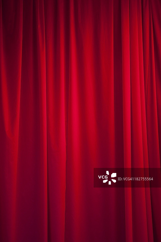 戏剧，褶皱，鲜红色丝绸窗帘图片素材