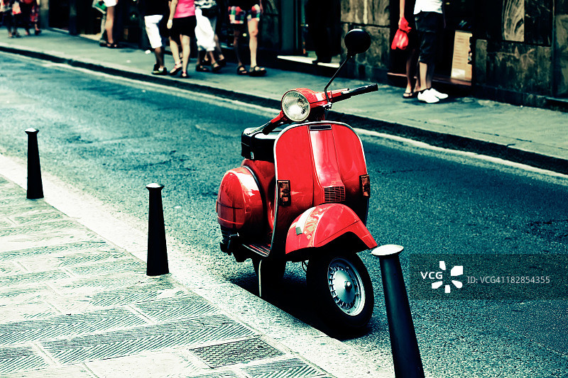 红色摩托车停在意大利的街道上图片素材