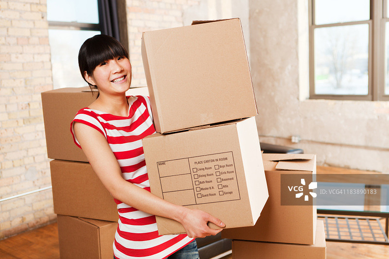亚洲妇女搬家箱子集装箱公寓家庭存储图片素材