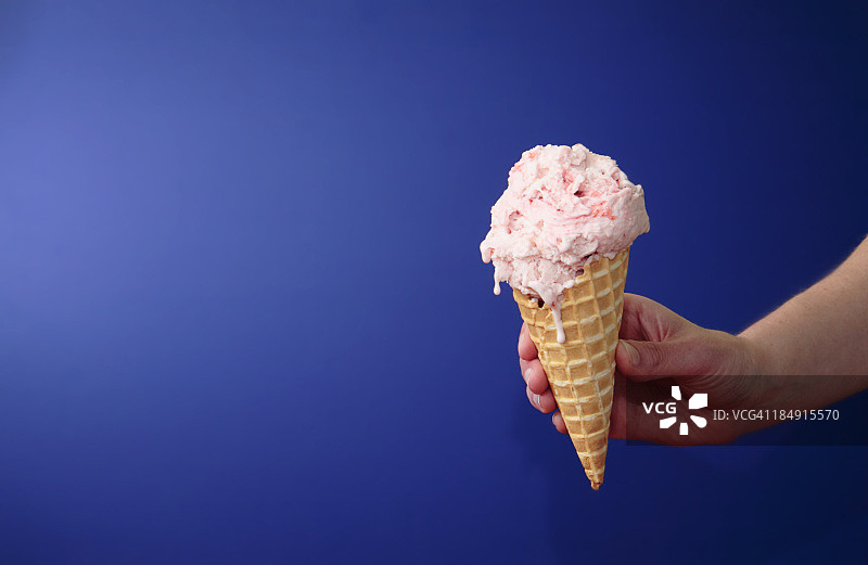 蓝色的草莓冰淇淋甜筒上有拷贝的空间图片素材