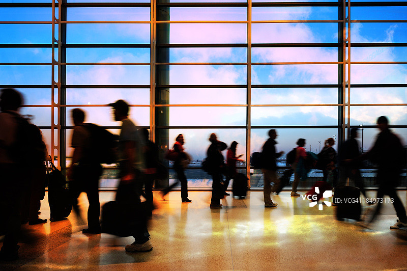 现代机场航站楼，旅客的剪影图片素材