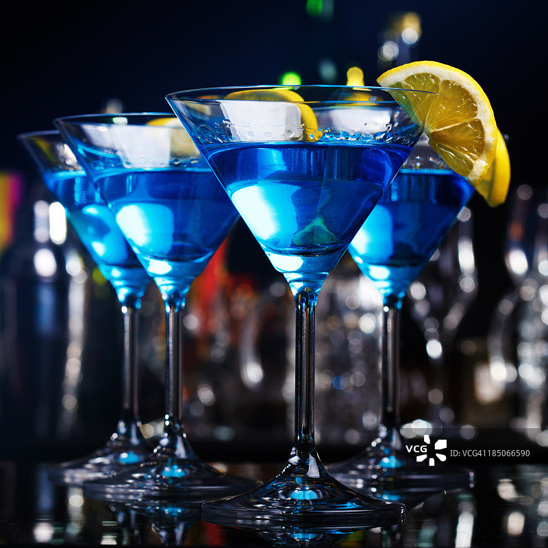 吧台上的蓝色库拉索鸡尾酒图片素材