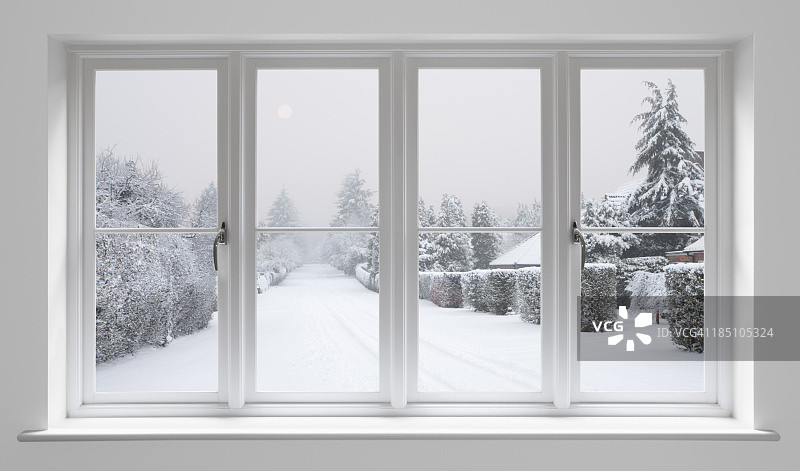 冬天的早晨透过白色的窗户图片素材