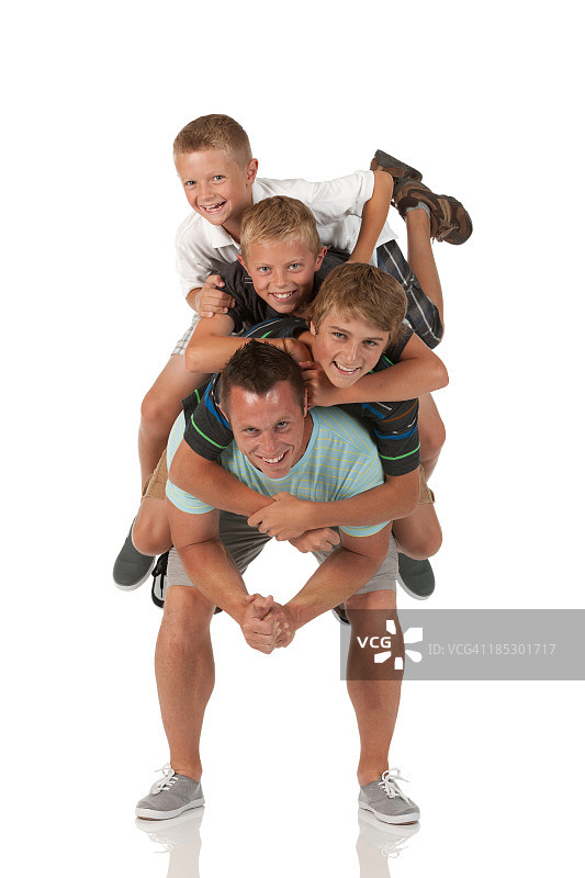 男人和他的孩子们玩耍图片素材