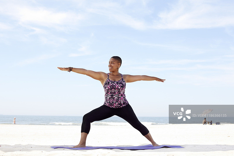 在海滩上练习瑜伽的女人图片素材