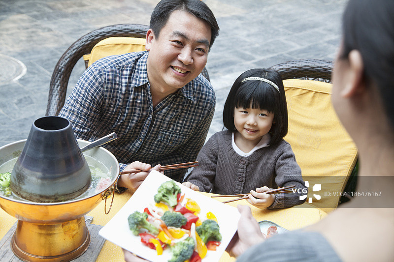 家庭分享和在外面吃中餐图片素材