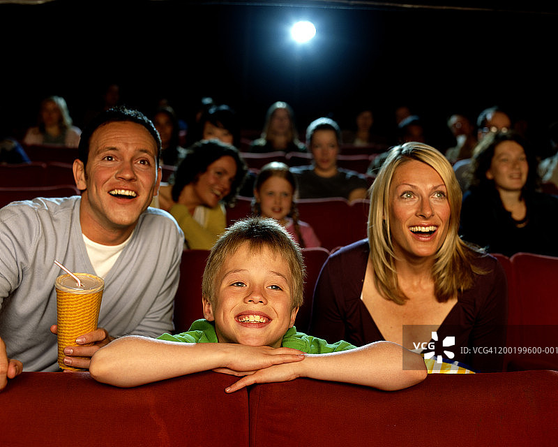 父母和儿子(9-11)在电影里，笑着，特写图片素材