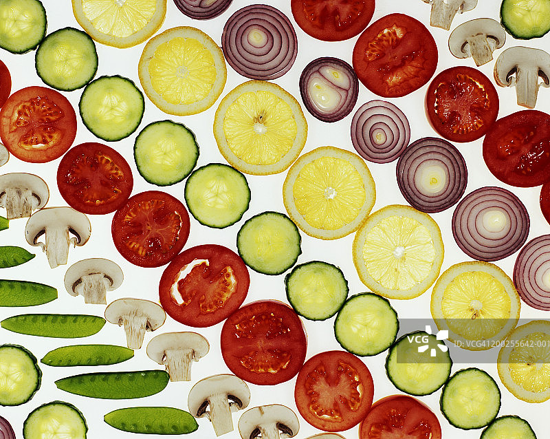 切片蔬菜在发光的白色表面，充分的框架图片素材