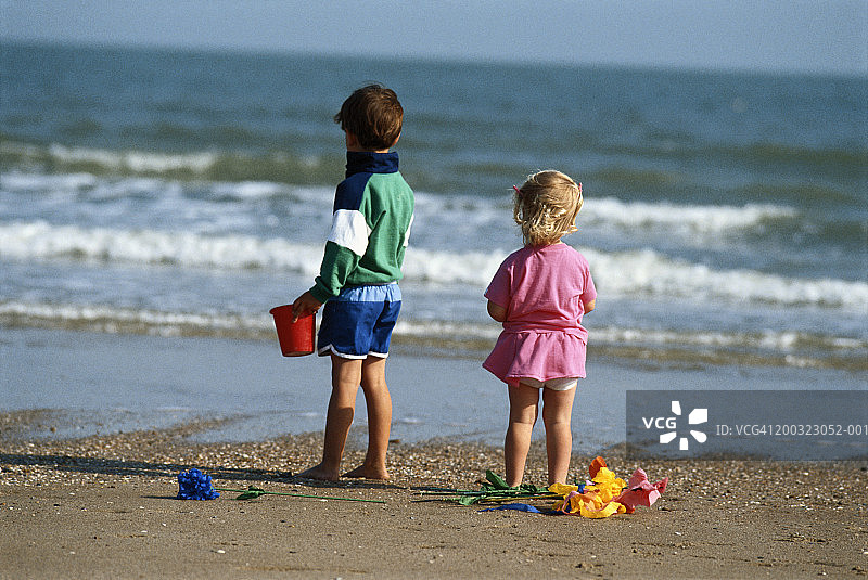 海滩儿童(3-5人)，后视图图片素材