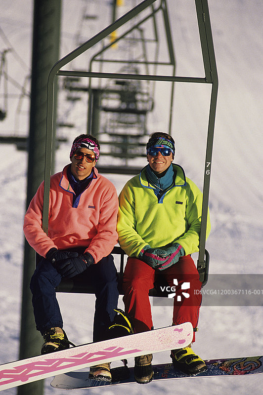 两个滑雪运动员坐在升降椅上图片素材