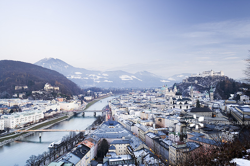 奥地利，萨尔茨堡，萨尔扎克河和远处的阿尔卑斯山图片素材