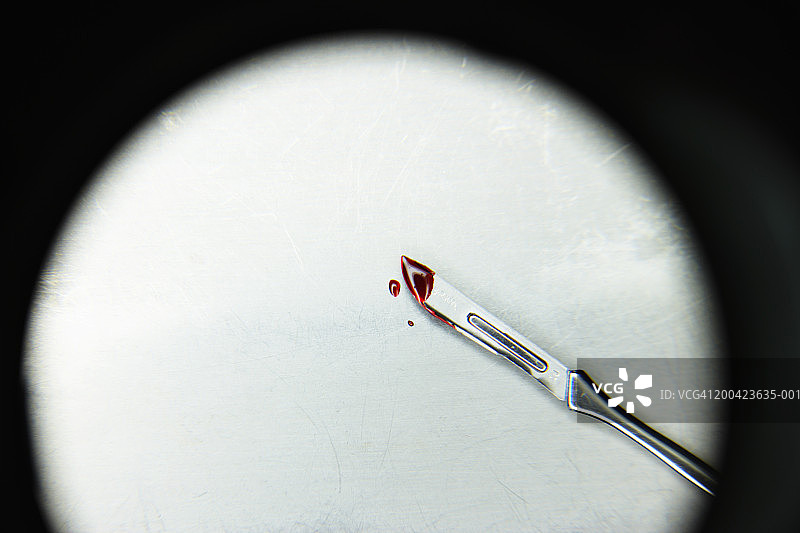 手术刀与血图片素材