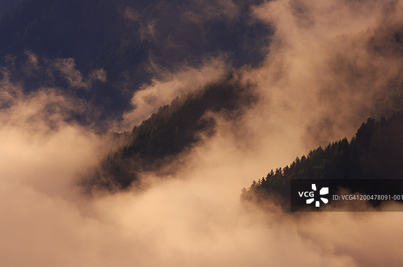 意大利，上阿迪杰，白云石，云彩和森林，黄昏图片素材