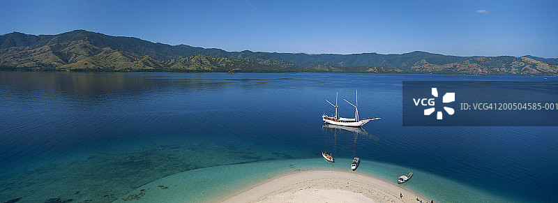 印度尼西亚，弗洛雷斯，热带汝腾岛的船只，高架景观图片素材