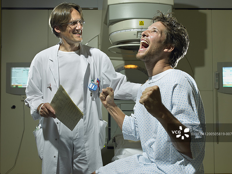 男病人在放射室被医生庆祝图片素材
