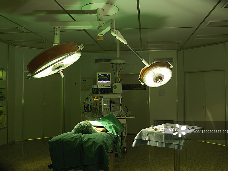 女病人躺在手术台上图片素材
