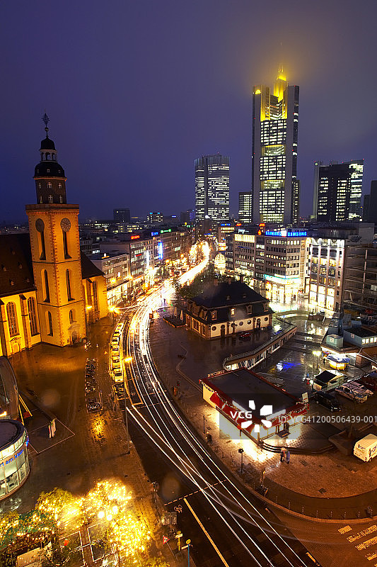 德国，法兰克福，天际线，高架景观，夜晚(长时间曝光)，图片素材