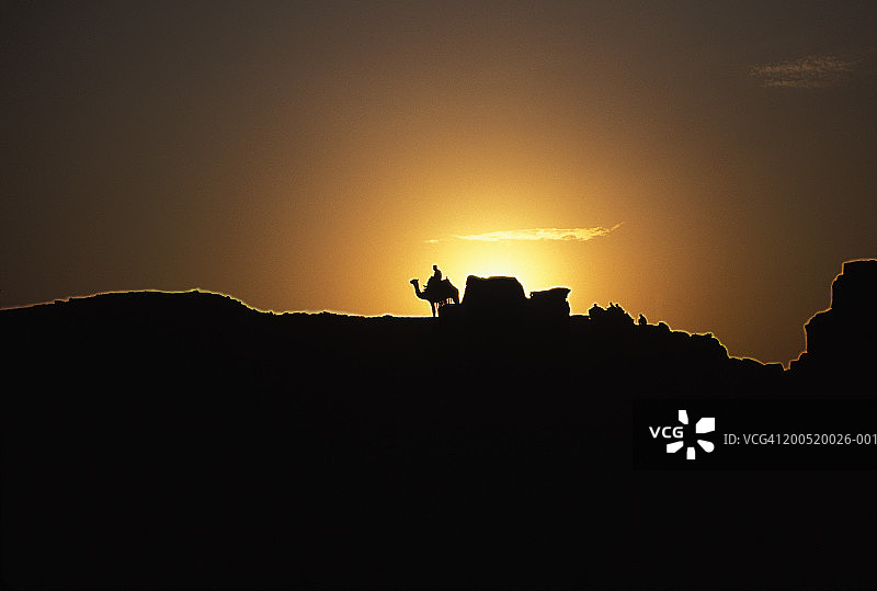 骑骆驼的人的剪影，夕阳图片素材