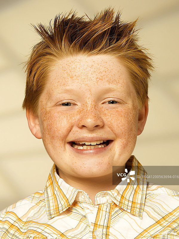 红发男孩(10-11岁)，脸上有雀斑，微笑，肖像，特写图片素材