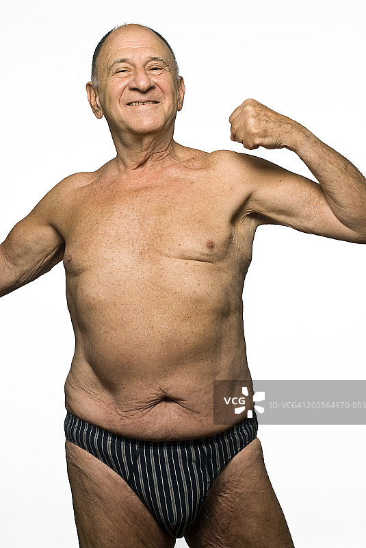 穿着内衣的老年人，肌肉收缩，上半身，肖像图片素材
