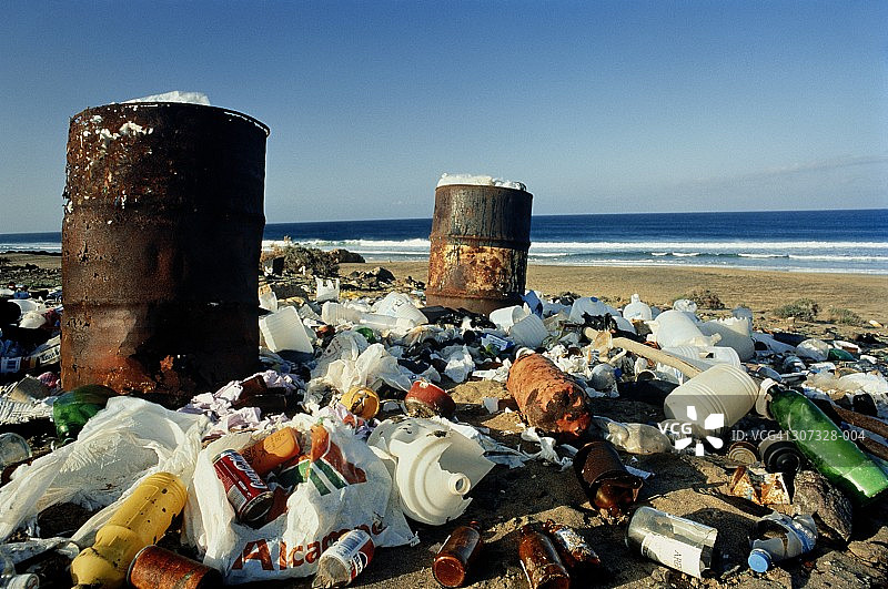 在荒芜的海滩上有鼓和散落的家庭垃圾图片素材