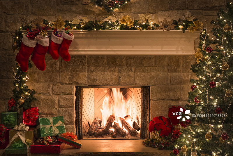 圣诞壁炉，长筒袜，礼物，圣诞树，复印空间图片素材