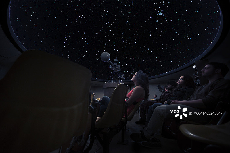学生们在天文馆观看星座图片素材