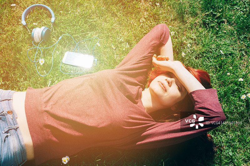 一个少女躺在草地上图片素材