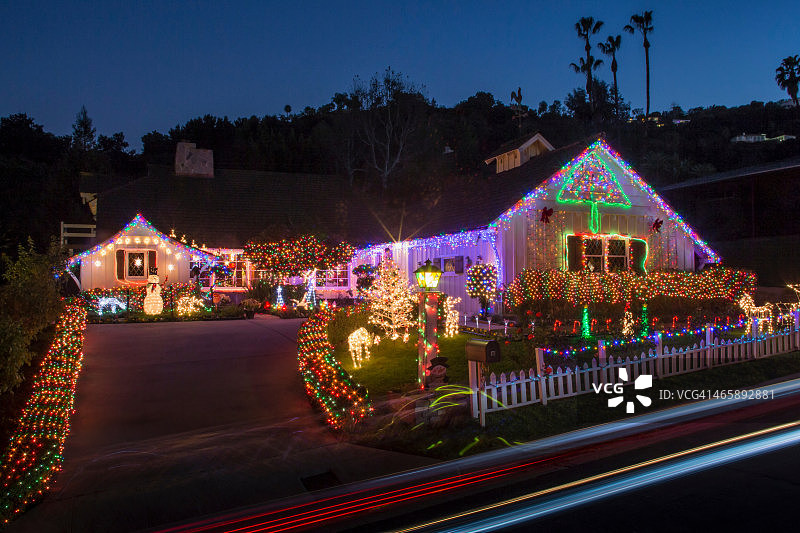 有丰富的圣诞装饰灯的房子图片素材