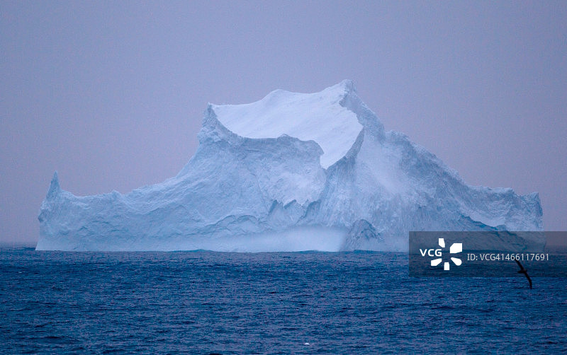 冰山在南极东部以北180英里处的南大洋浮冰中图片素材