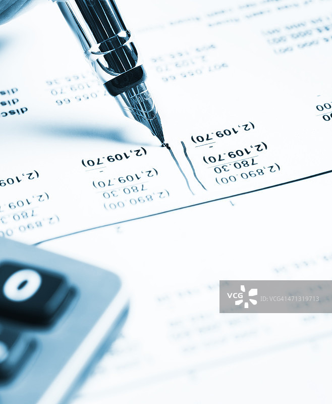 蓝色图像的笔，电子表格和计算器检查财务报表图片素材