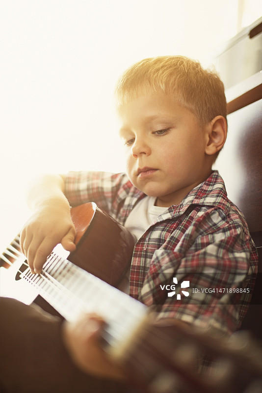 小男孩在弹吉他图片素材