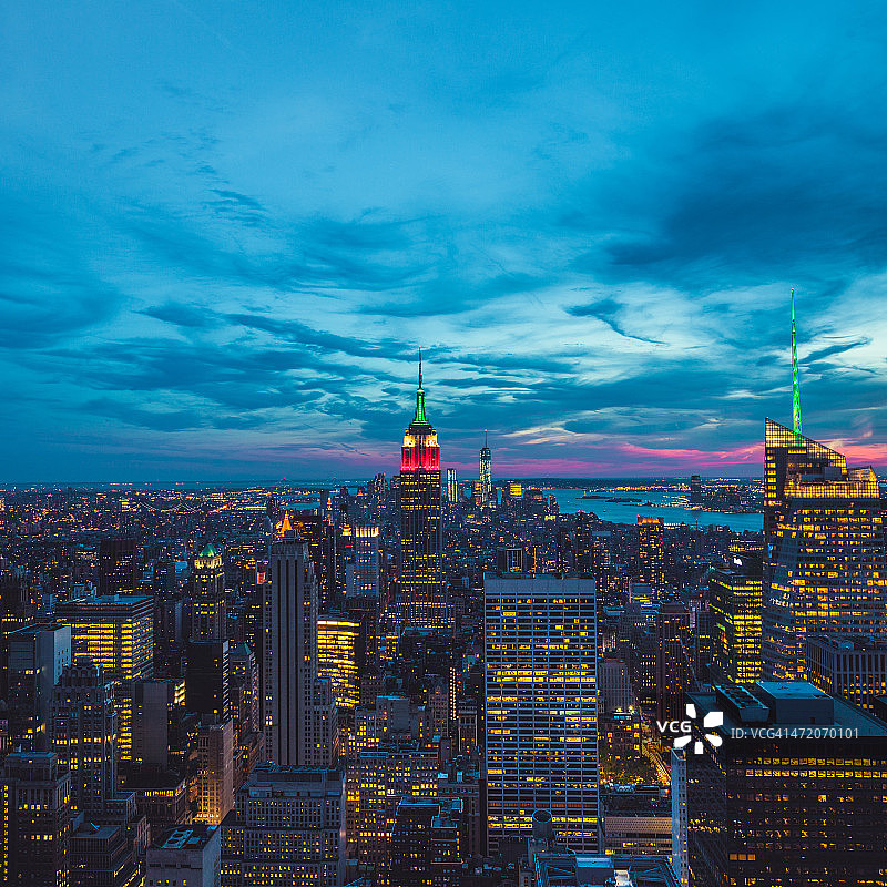 曼哈顿鸟瞰图在黄昏，纽约市图片素材