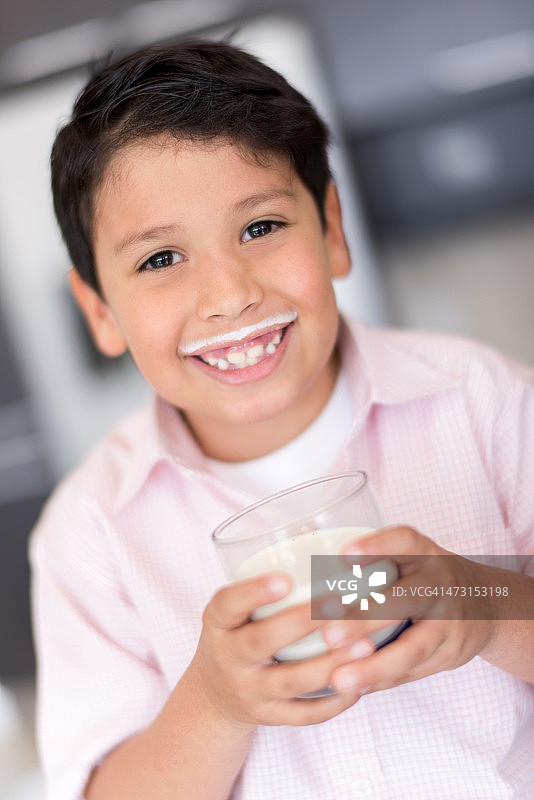 男孩在家里喝牛奶图片素材