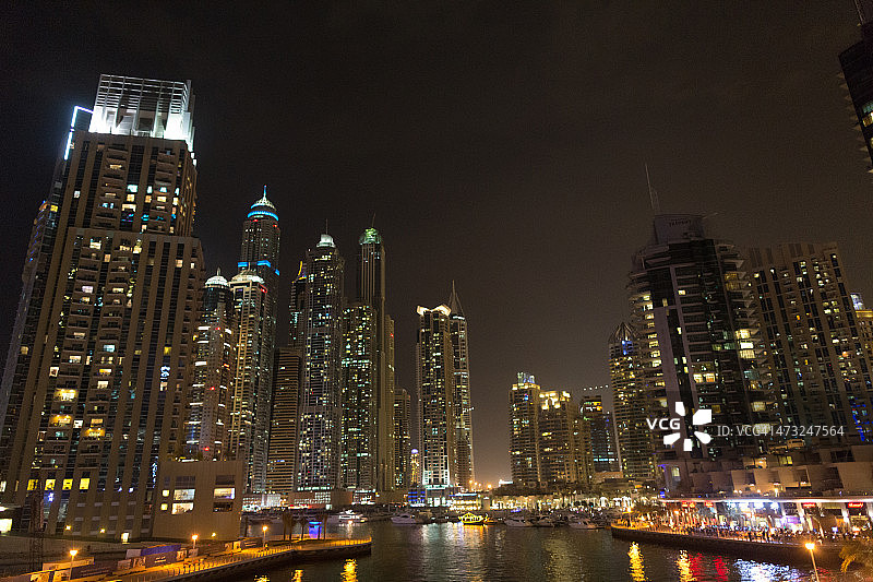迪拜码头的夜景图片素材