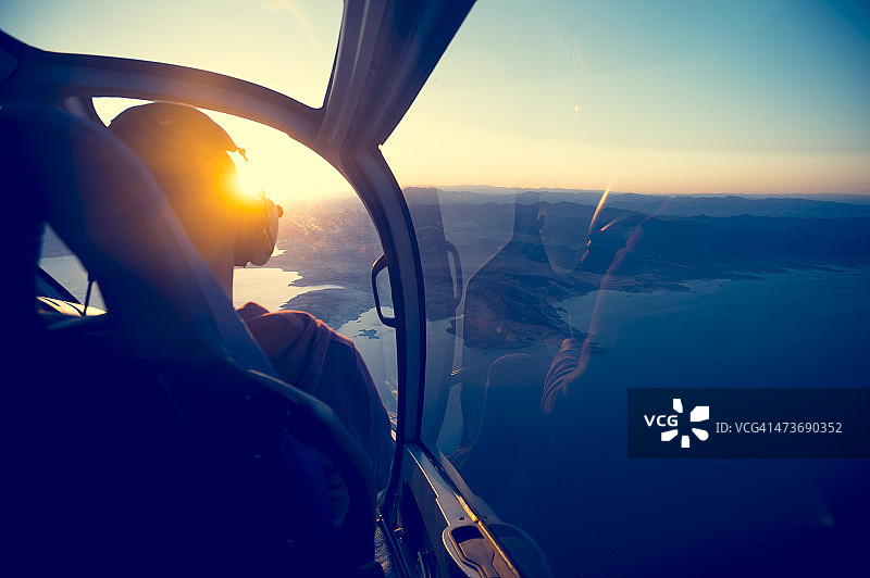乘坐直升机飞过亚利桑那州的米德湖。图片素材
