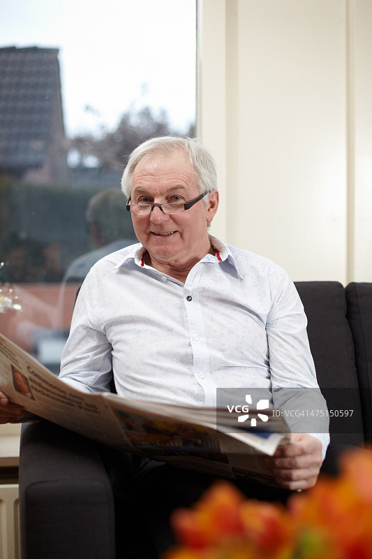 老人在家里看报纸图片素材