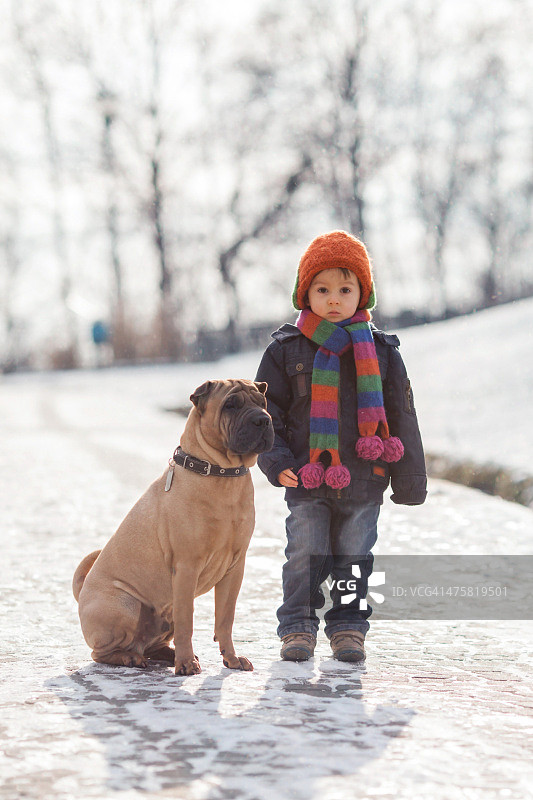小男孩和他的大狗朋友图片素材