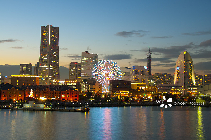 从日本海港眺望横滨天际线图片素材