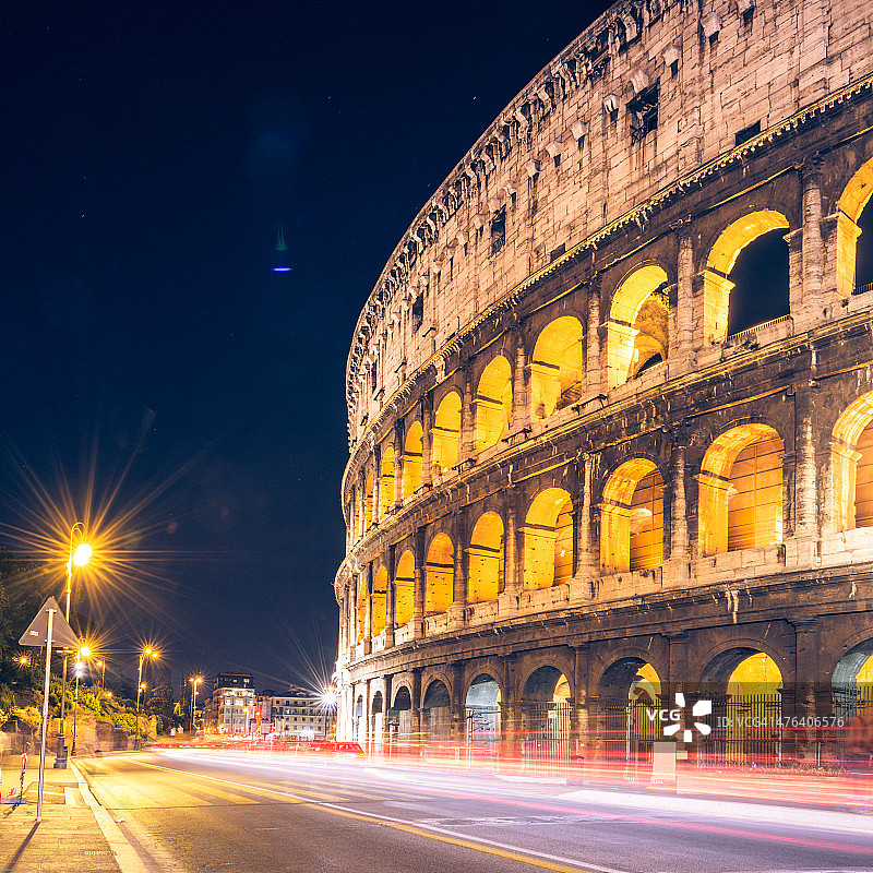 运动模糊了罗马竞技场的交通图片素材