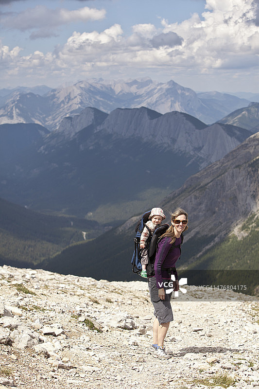 白种母亲和婴儿徒步旅行，贾斯珀，阿尔伯塔，加拿大图片素材
