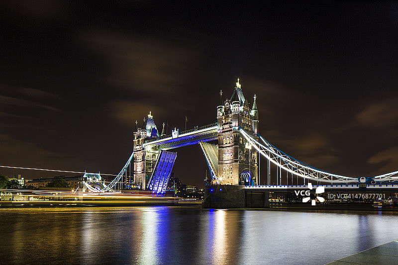 英国，伦敦，在夜晚灯光照亮的塔桥图片素材