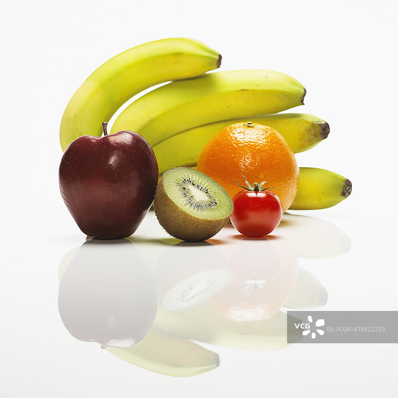 五种新鲜水果品种对抗白色图片素材
