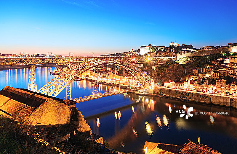 葡萄牙波尔图夜晚的多姆·路易斯一世桥图片素材