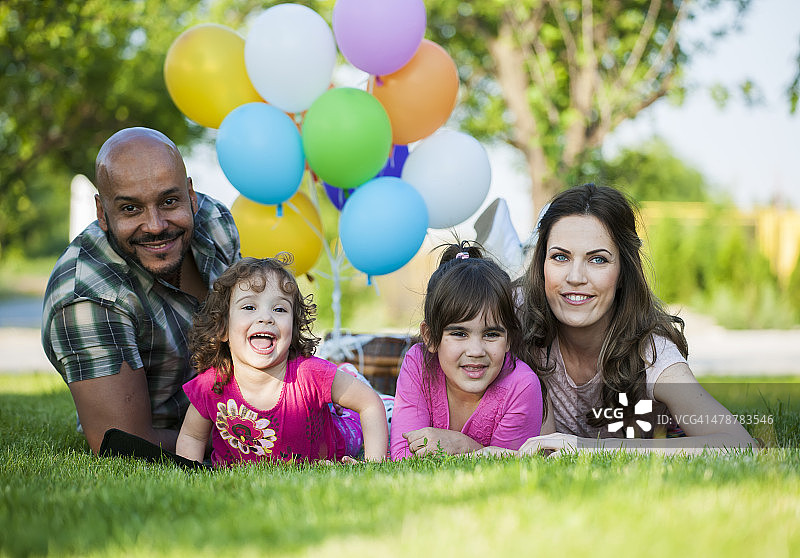 美丽的一家人在野餐时玩气球图片素材