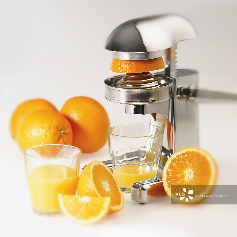 新鲜橙汁和橙汁机图片素材