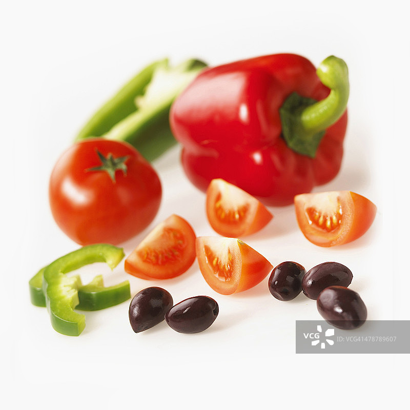 红青椒，西红柿和橄榄图片素材